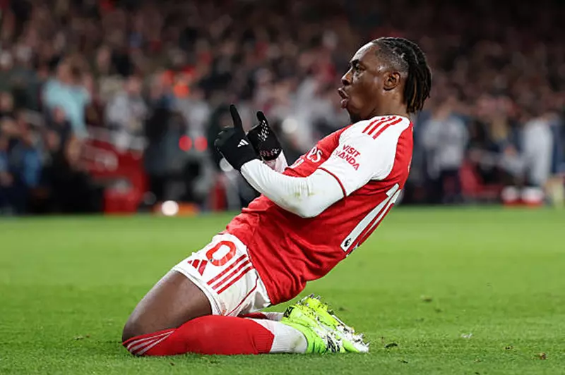 إيزي يفوز بجائزة أفضل لاعب في الجولة 12 بالبريميرليج