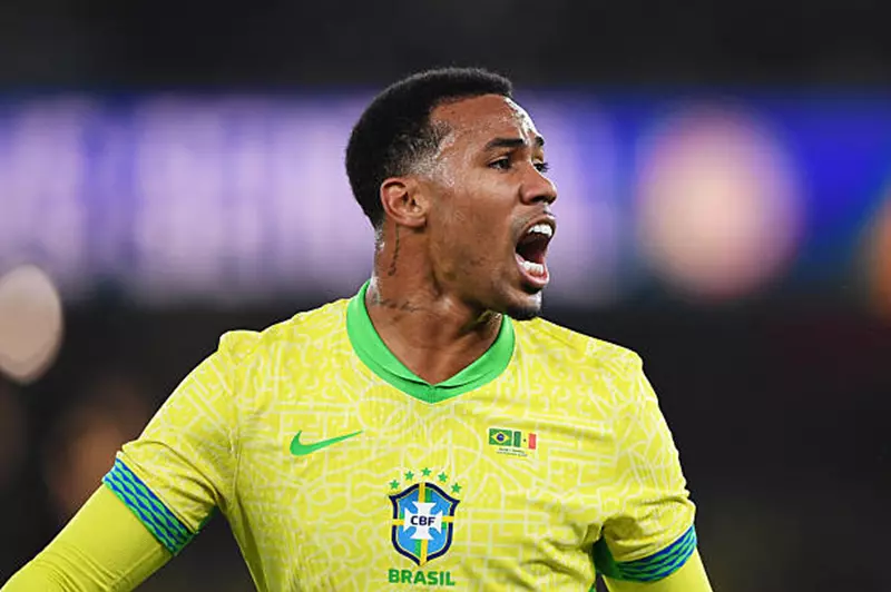 قد تبعده عن 15 مباراة.. إصابة جابرييل تهدد دفاع أرسنال